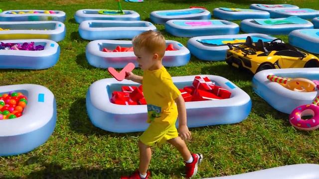 Влад и Ники учат английский алфавит с бассейнами ABC