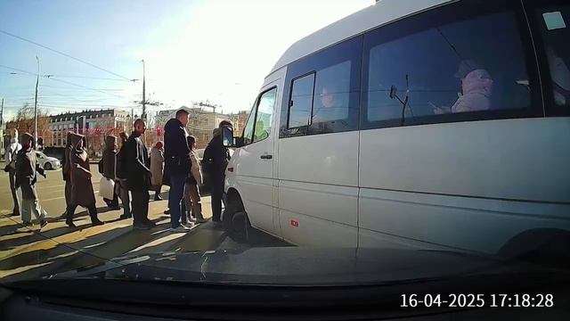Серьезное нарушение ПДД произошло в Иркутске с участием маршрутного такси