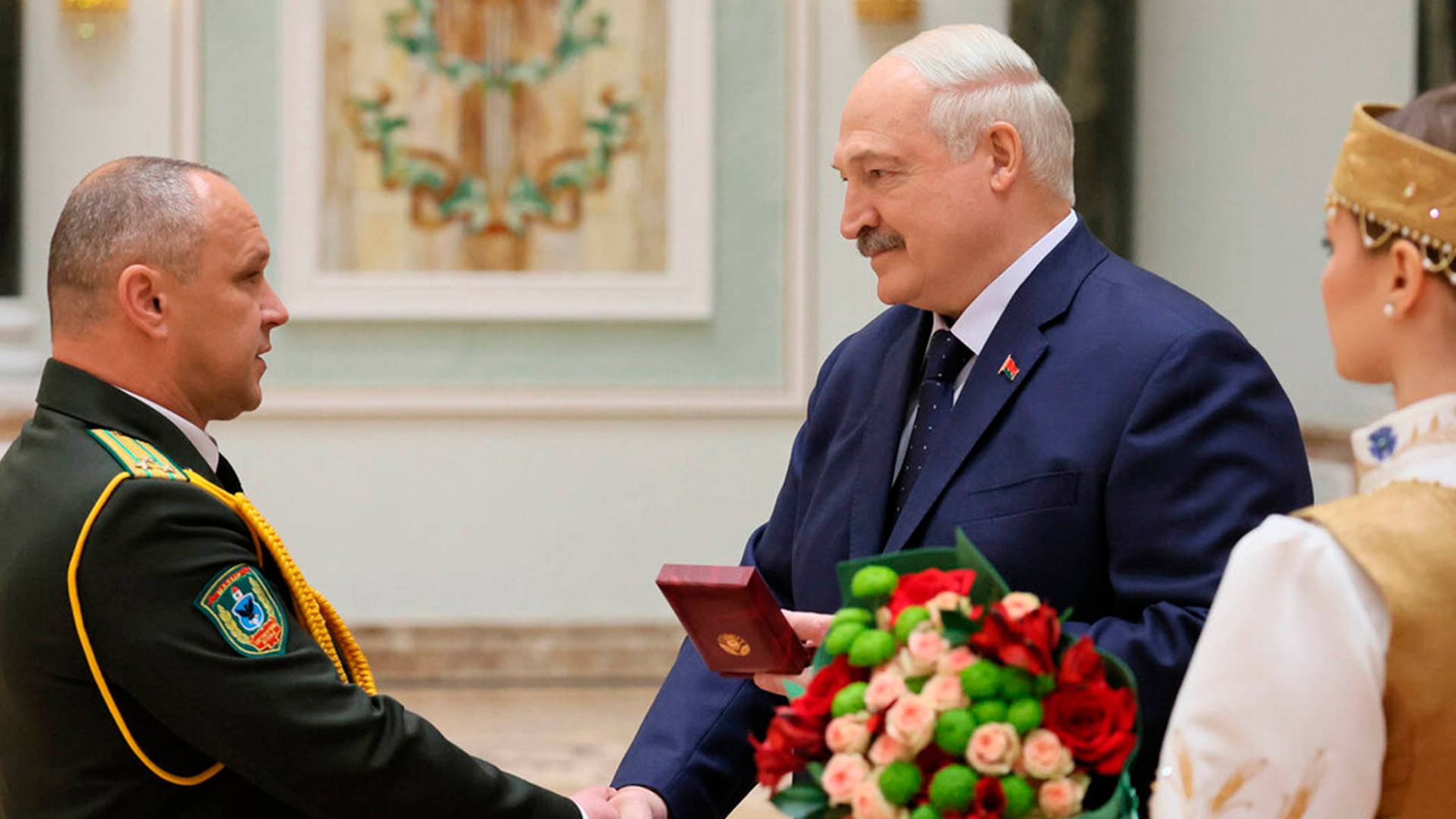Александр Лукашенко вручил государственные награды заслуженным представителям различных сфер