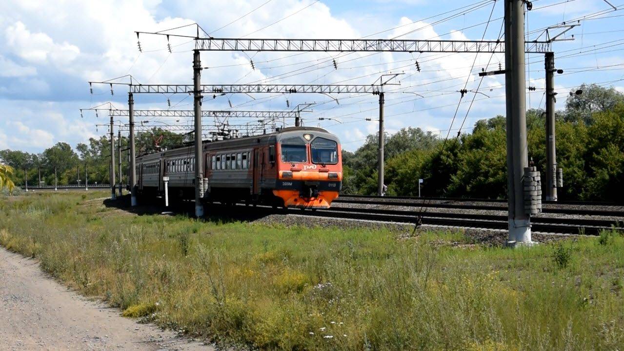Электропоезд ЭД9М-0113 с приветливой бригадой.