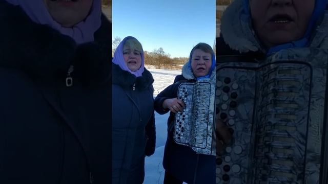 На стежині сніжком припорошеній виконує дует сестер Ольга Олійник та Олена Багінська