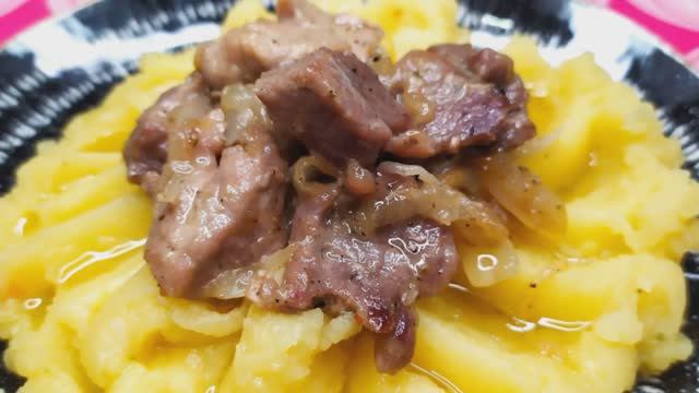 Картофельное пюре с мясной поджаркой