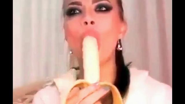 Девушка сосет банан. ЖЕСТЬ!!! СМОТРЕТЬ ВСЕМ!!!