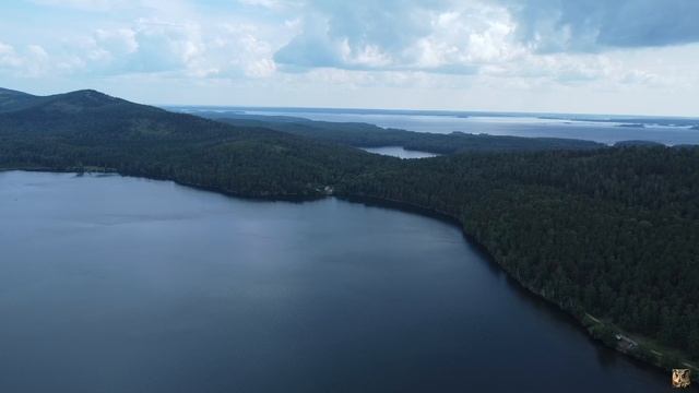 Озёра, горы с высоты птичьего полёта.