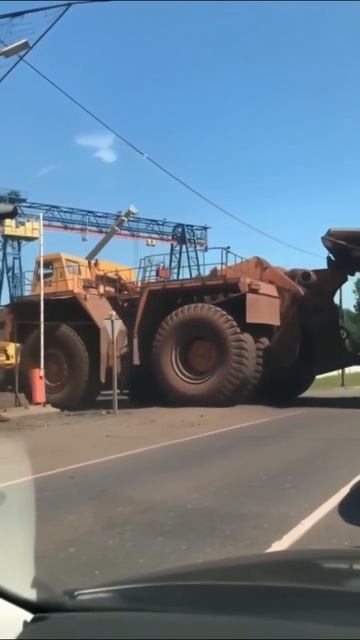Один из самых больших карьерных тягачей-буксировщиков БЕЛА3-7430G.