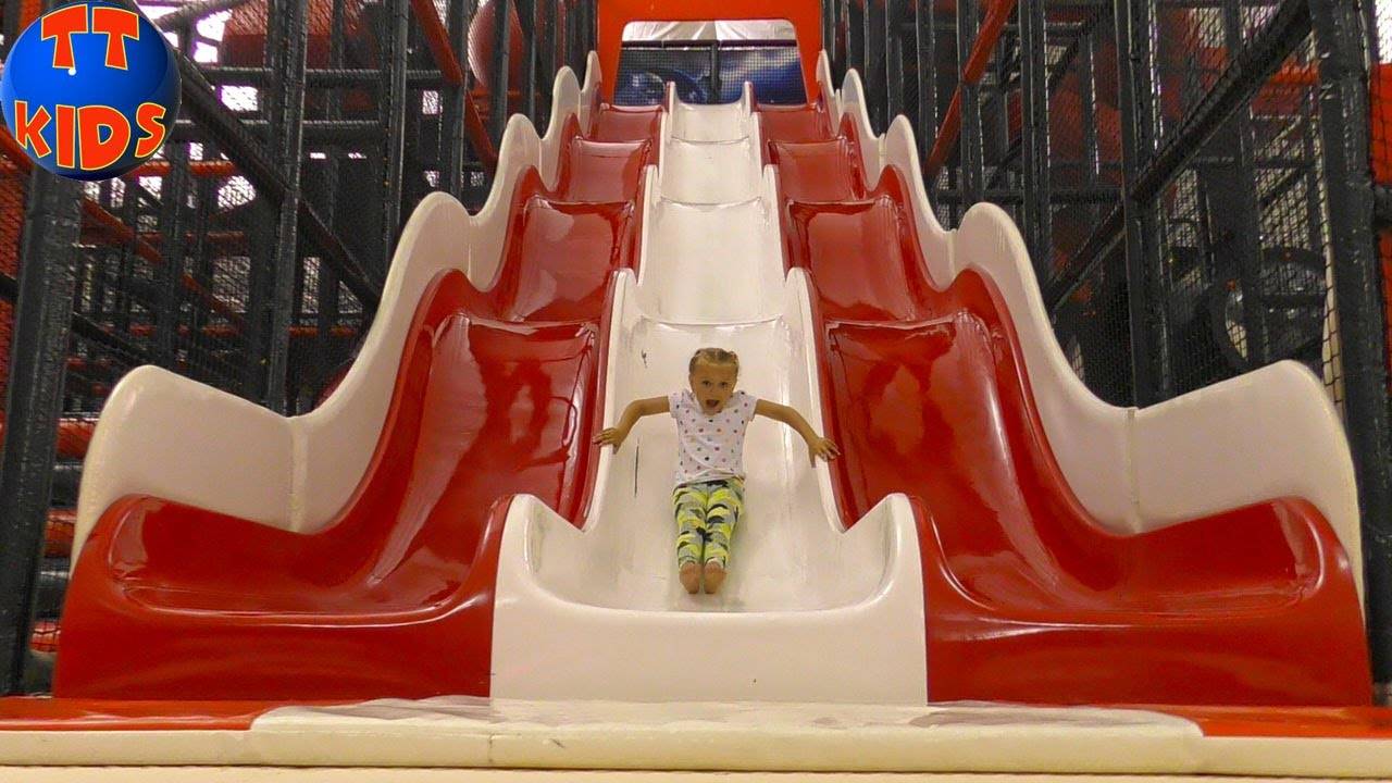 Ярослава в Зип Зип Парке (Zip Zip Park) - Прыгаем на батутах - Турецкие Каникулы!