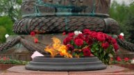 Вечный огонь зажгли на Алле Славы