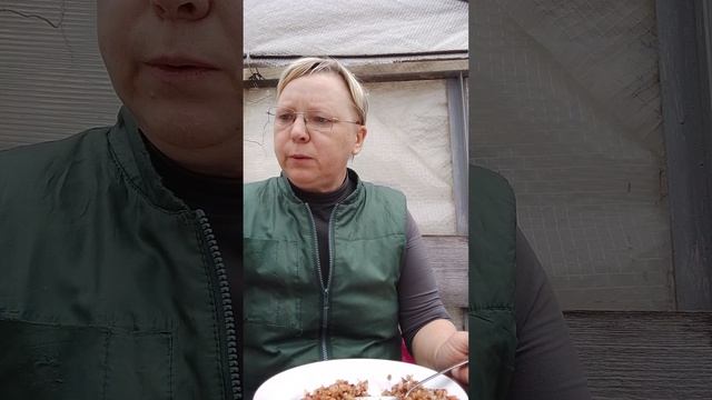Пообедаем со мной на свежем воздухе.