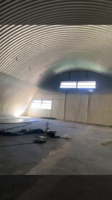Утепление бескаркасного арочного ангара напылением пенополиуретана, ультранизкая теплопроводность.