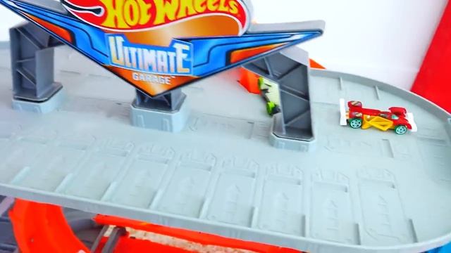 Влад и Никита играют с игрушечными машинками | Город Hot Wheels 👁