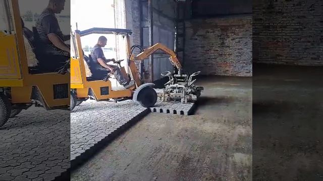 Укладка терминальной плитки в ангаре для техники