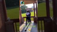 Неудачная предъява за куртец FILA заставила бычару в красных труселях понять, что он пацифист.
