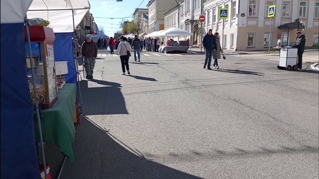 4 мая 2025 г. на Пешеходной Спасской. Керамика, ярмарка.