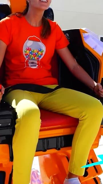 Влад и Ники играют в футбол с машиной-роботом