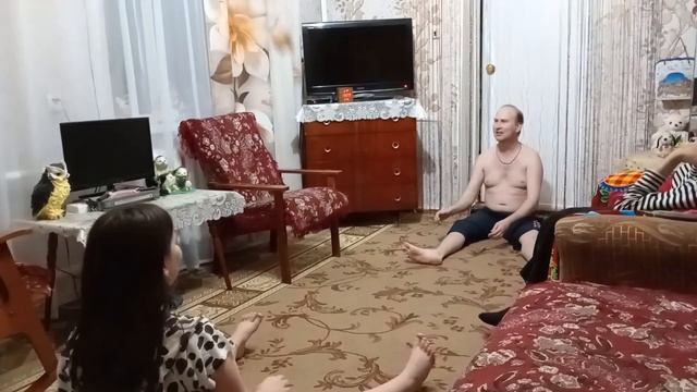 папа с дочкой играет