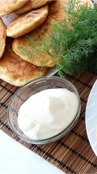 Тонкие пирожки на кефире с картошкой и фаршем — сочные, нежные и хрустящие