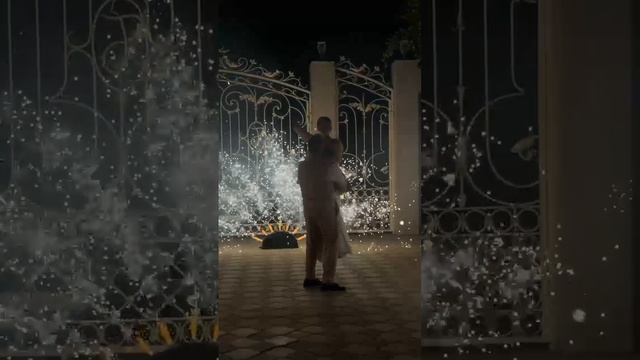 Дорожка и веер из холодных фонтанов на свадьбу 02.05.2025