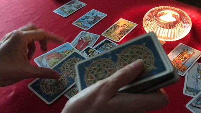 Каких отношений хочет с вами загаданный мужчина? Гадание Таро
