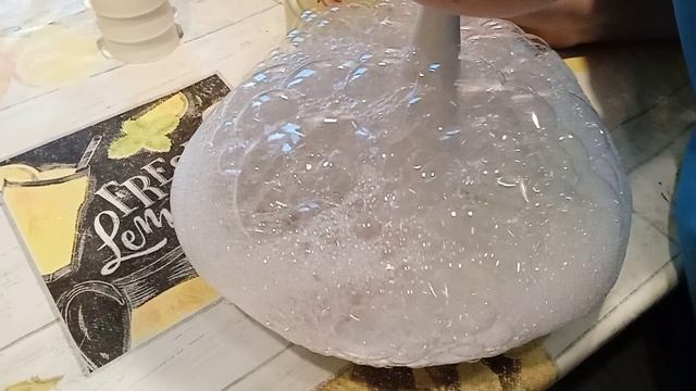 Самый большой мыльный пузырь у нас дома
