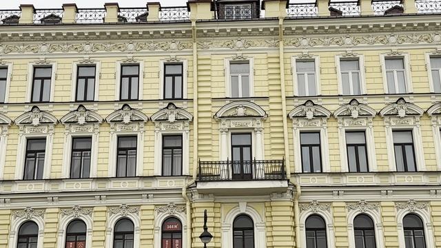 Литейный мост, линкор Полтава, кое-что еще и виды с Воскресенской набережной в Санкт-Петербурге