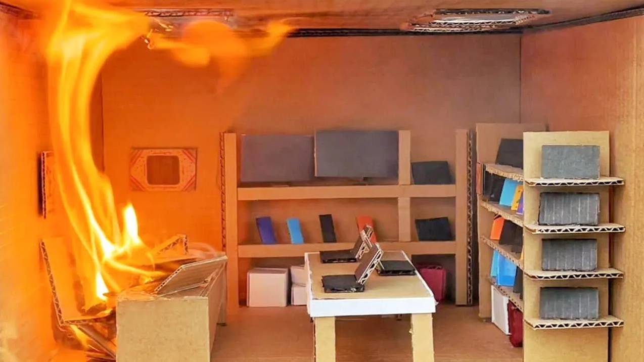 Горит магазин с техникой!