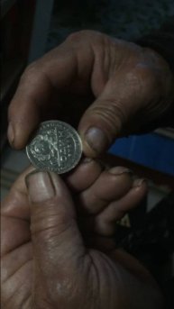 Бездомный подарил серебряную монету моему дедушке | История из 90-х