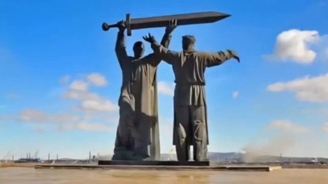 Тыл - фронту (другое название - Тыл и фронт) — монумент памяти Великой Отечественной войны