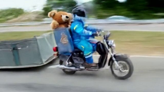 Угарает на мопеде прикол