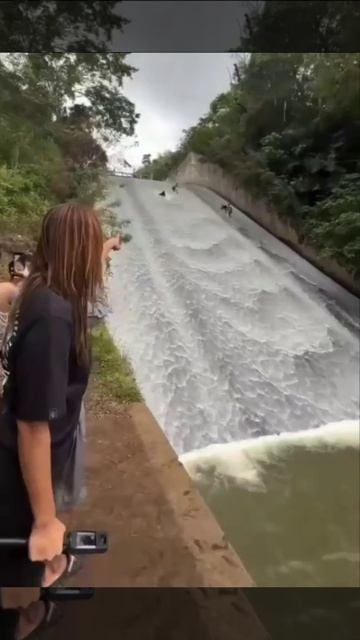 Водосброс на плотине Агусан на острове Минданао, Филипины