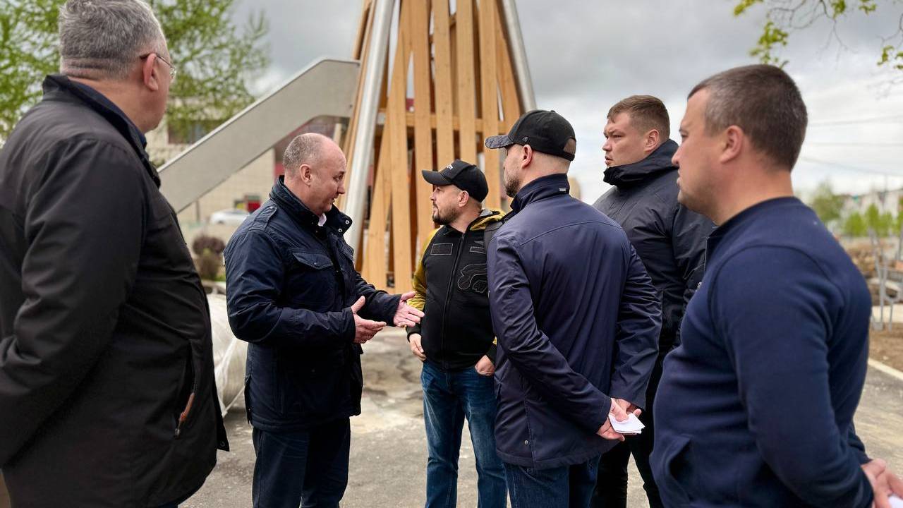 Глава округа Дмитрий Викулов посетил сквер «60 лет Победы» и оценил ход работ.