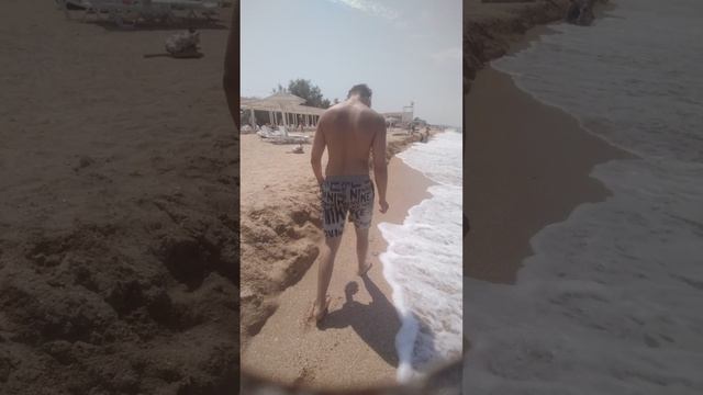 Идем по берегу Азовского моря сегодня все в дымке какой-то