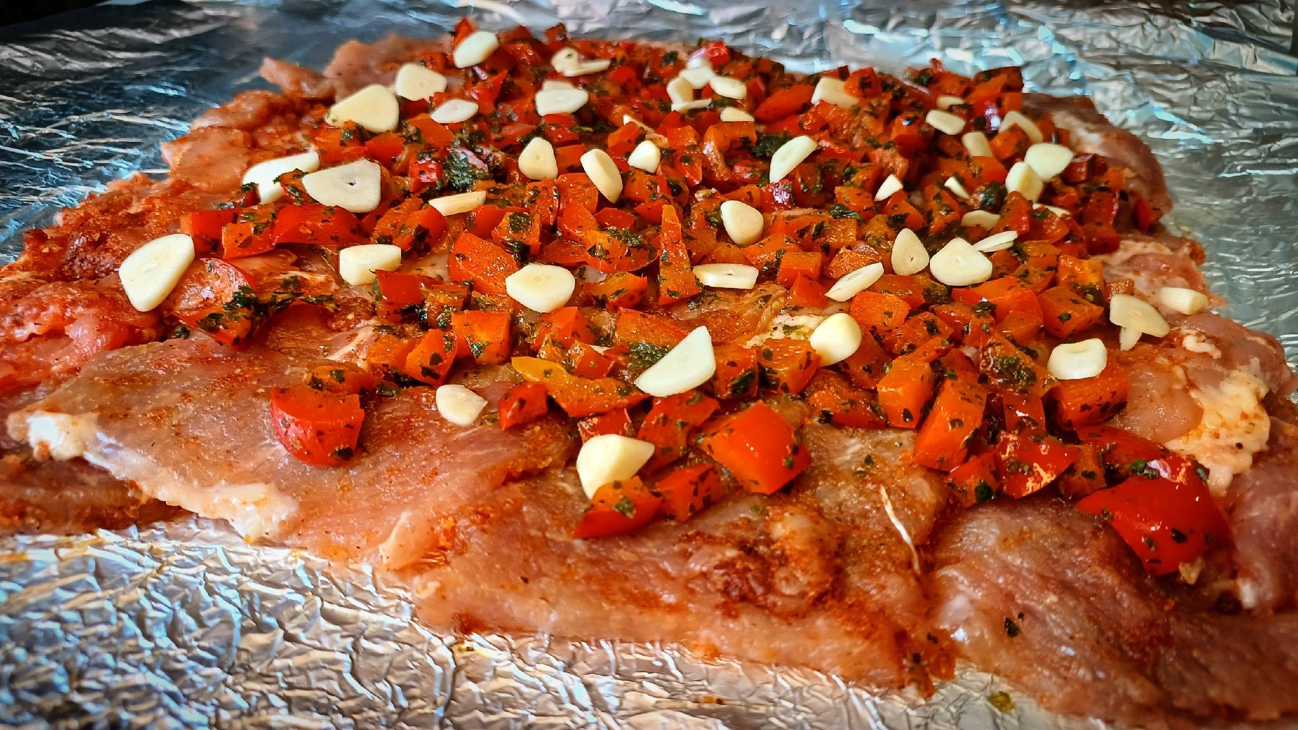 Мясной рулет с овощной начинкой. Можно приготовить на замену колбасе. Подходит для бутербродов.