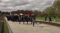 Президент Кубы возложил цветы к монументу "Мать-Родина" на Пискаревском мемориальном кладбище