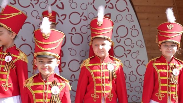 МАЖОРЕТКИ НАРОДНОГО ТАНЦЕВАЛЬНОГО КОЛЛЕКТИВА ПОД РУКОВОДСТВОМ ЯНЫ КАРАЧЕВЦЕВОЙ