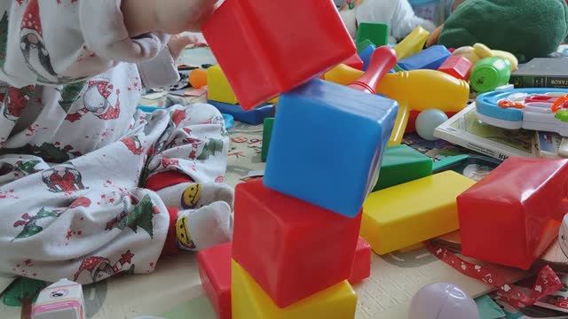 строим башню из детских кубиков