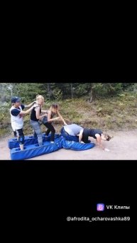 Вот так отдыхают на корпоративе.)