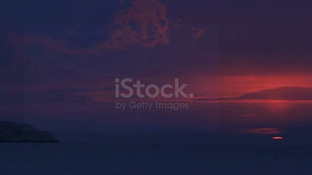 Захід сонця на морі.