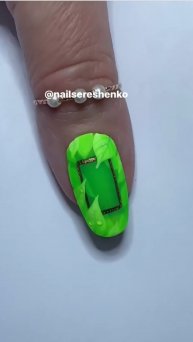 Листья на ногтях.