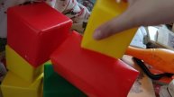 строим крепость из кубиков для малышей