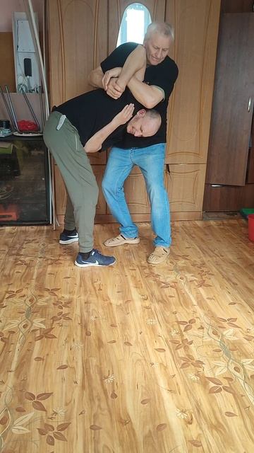 ОТБОР С ДАВЛЕНИЕМ ЛОКТЕМ НА ЧЕЛЮСТЬ .