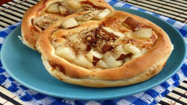 Ватрушки с грушей и орехами