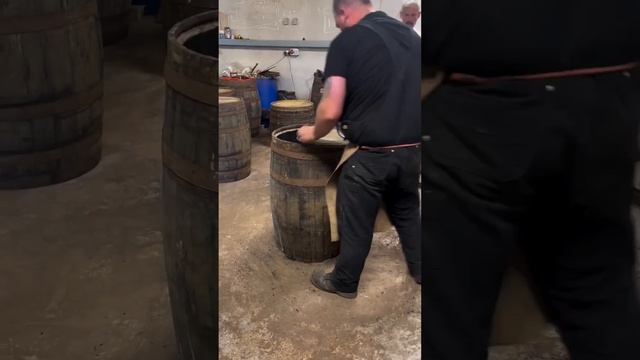 А за этой работой с бочками от мастера можно наблюдать долго.