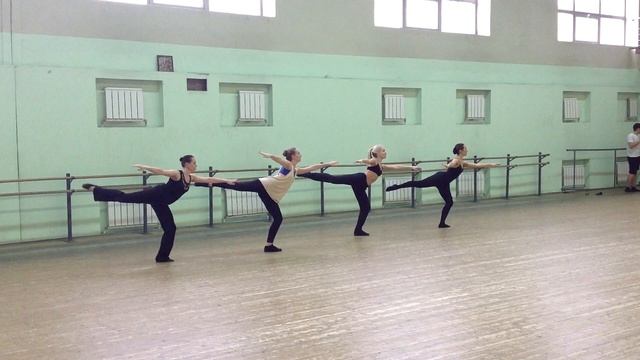 АДАЖИО ПА СЕРЕДИНЕ ЗАЛА НА 4 ДЕВОЧКИ