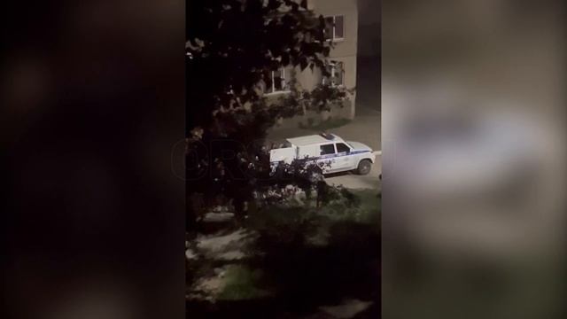 В Орске неизвестный мужчина напал с топором на двух мужчин