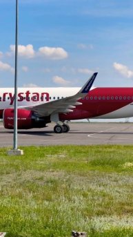 Airbus A320 авиакомпании FlyArystan идет к месту посадки пассаж?