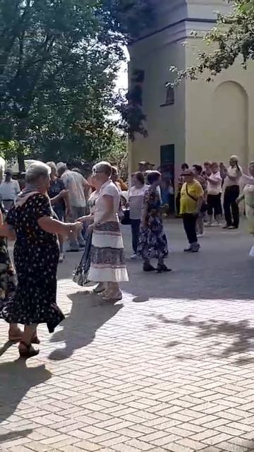 По танцуем?)