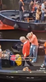 Открытые писсуары в Амстердаме теперь размещают и на мостах через каналы.