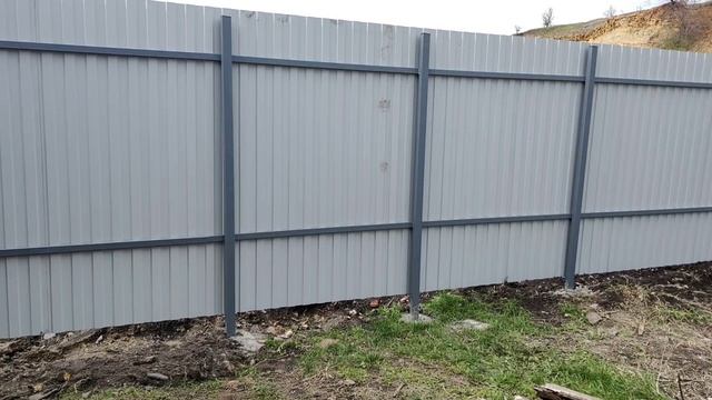 установка забора из Профлиста, своими силами. частный дом