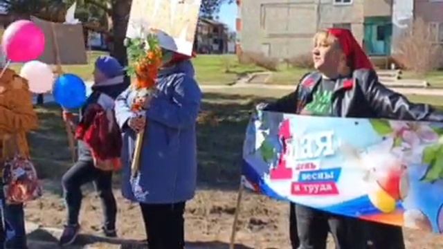 🎉 Красочной мини-демонстрацией поздравили кедровчан работники муниципального учреждения «Культура»