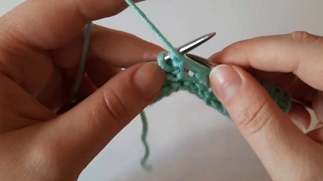 Вяжем простой, рельефный узор спицами.